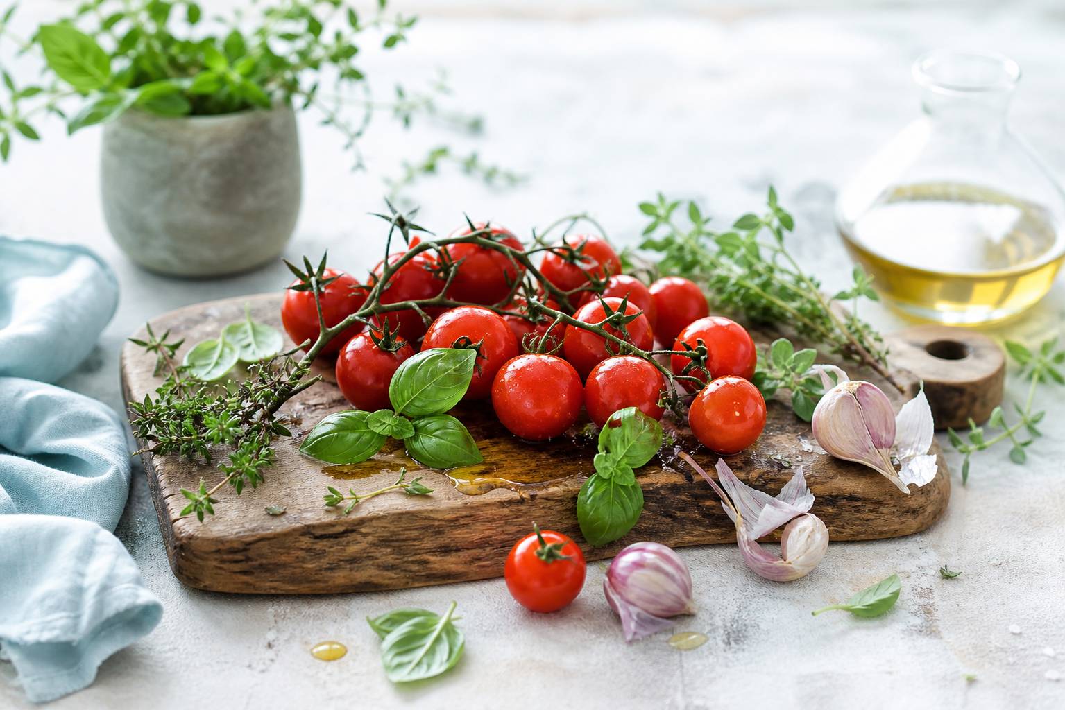 Tomates cerises et herbes fraîches sur planche à découper en bois