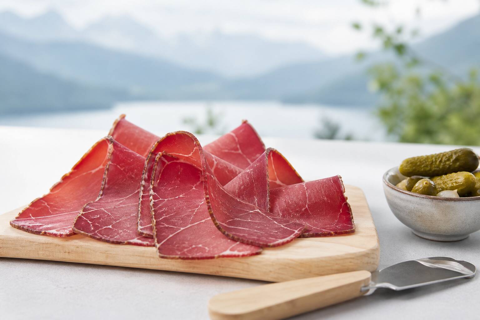 Tranches fines de viande de Grison séchée avec pickles et couteau
