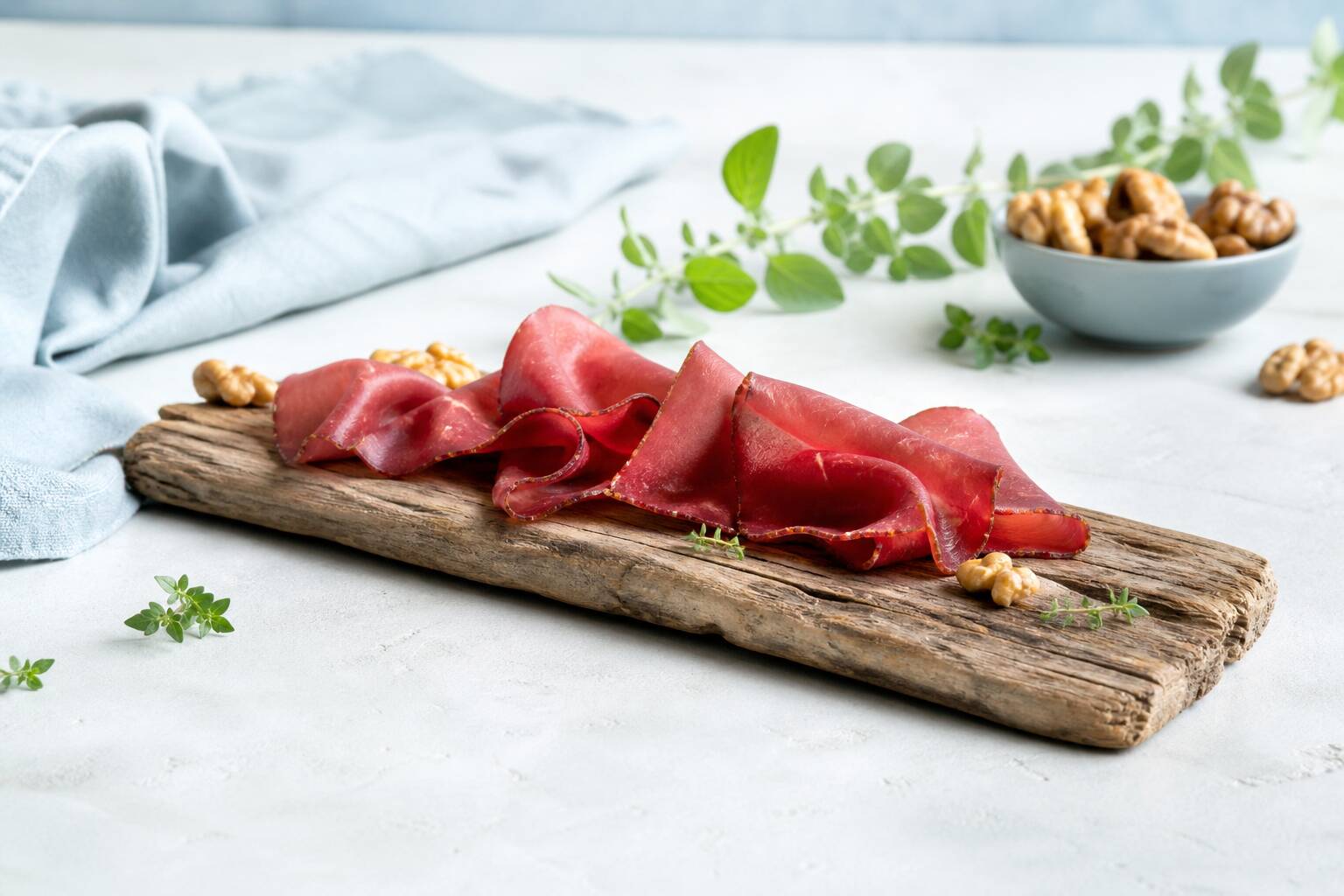 Planche de dégustation de viande de Grison avec noix et herbes fraîches