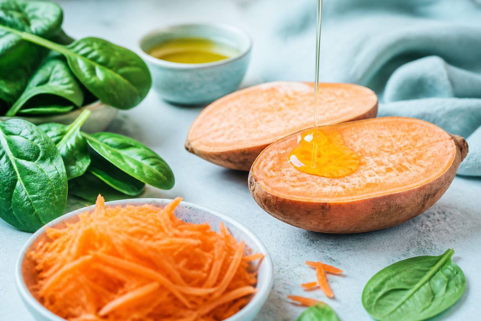 Carottes râpées et patate douce avec huile d'olive
