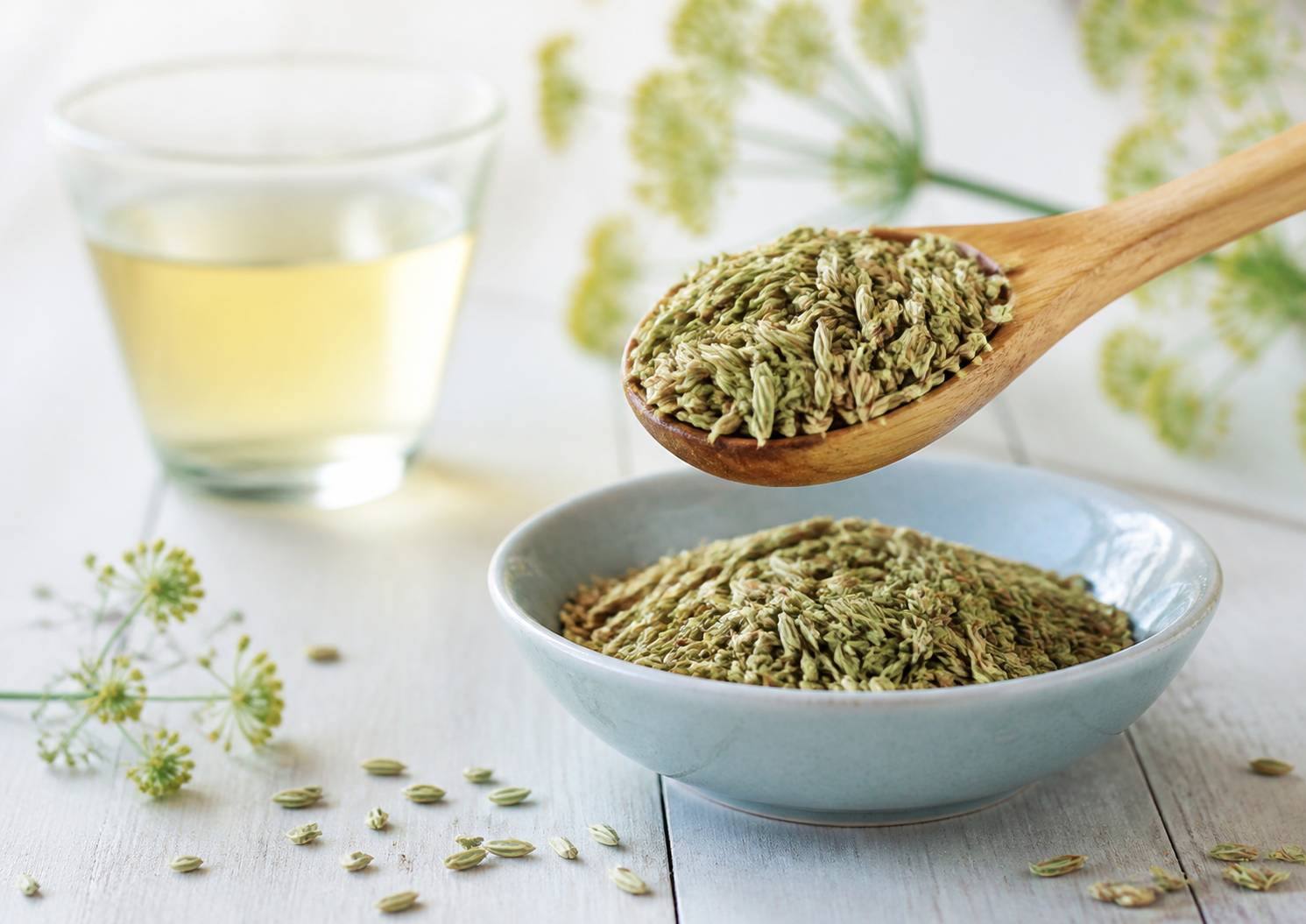 Cuillère en bois débordant de graines de fenouil