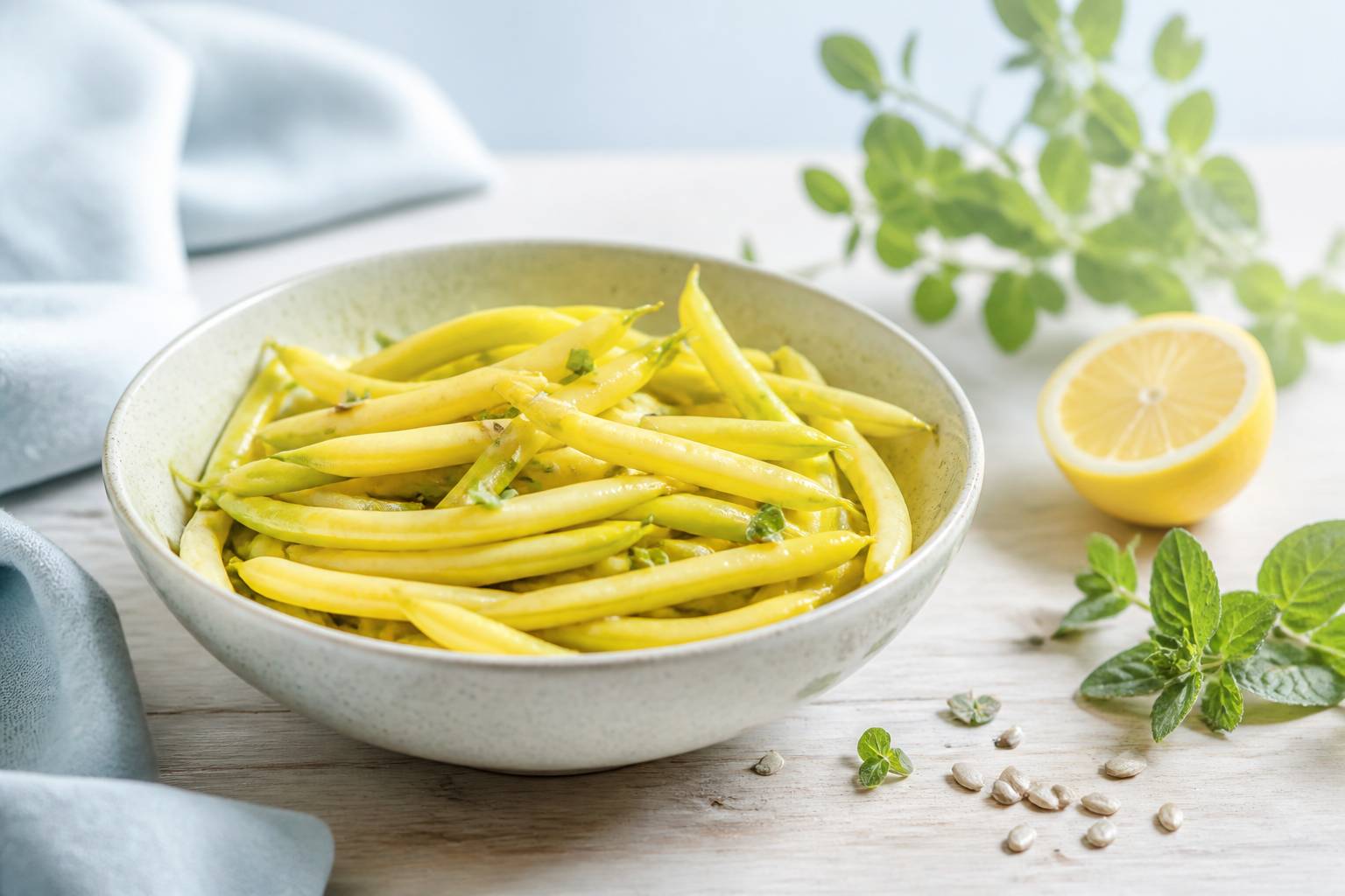 Bol de haricots beurre frais avec huile d'olive citron et herbes