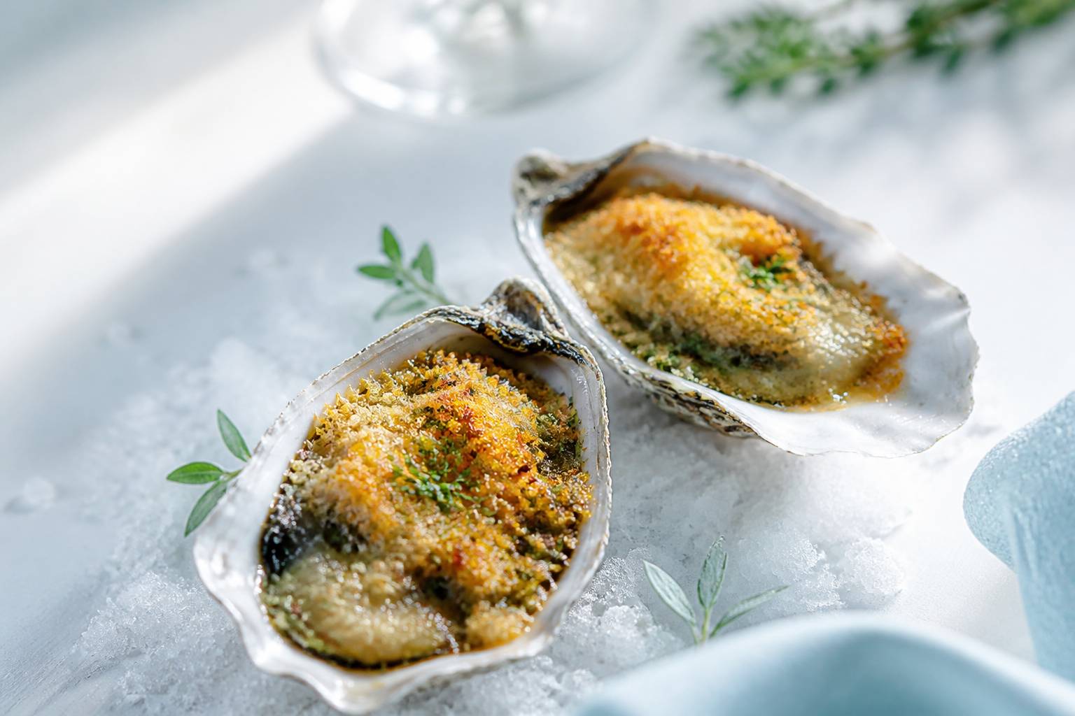 Huîtres gratinées avec une croûte de parmesan croustillante et des herbes