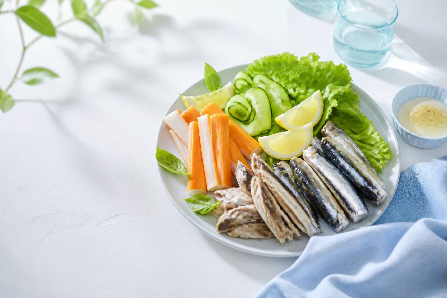 Assiette avec bâtonnets de surimi, filets de poisson et légumes croquants