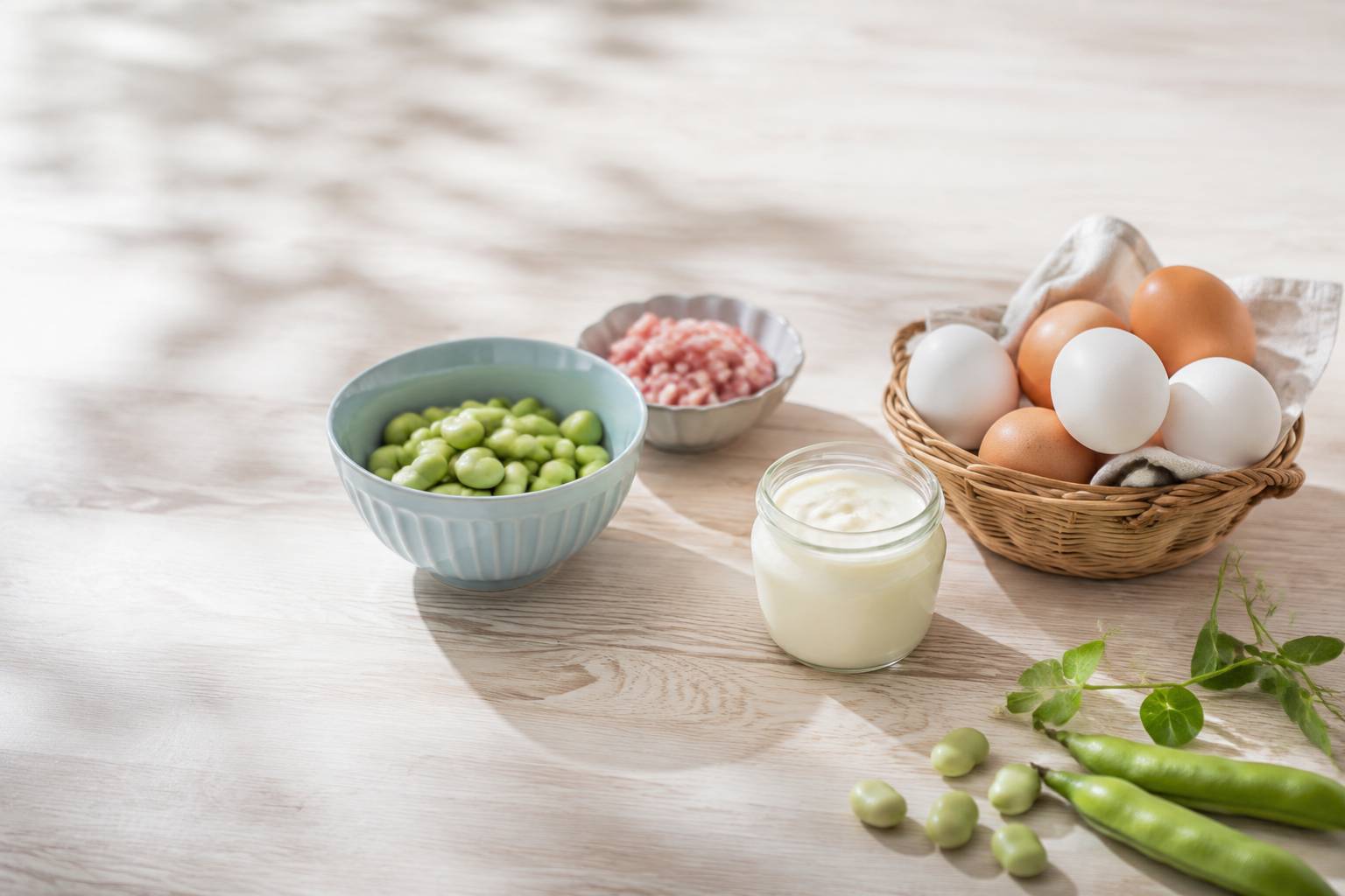 Œufs frais, fèves vertes écossées, lardons fumés et crème fraîche pour préparer des œufs cocotte